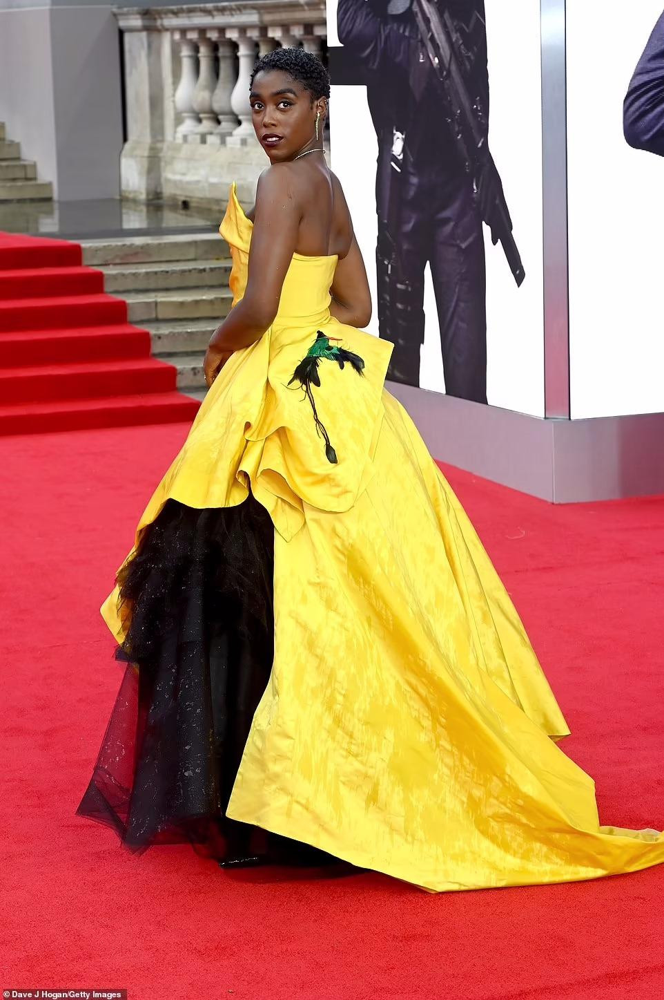 Lashana Lynch lộng lẫy với đầm quây vàng - đen bồng bềnh. Trong "No Time To Die", cô vào vai Nomi, mật vụ kế thừa bí danh 007 sau khi James Bond sống lưu vong. Với vai diễn lần này, Lynch trở thành nữ điệp viên 007 đầu tiên trên màn bạc.