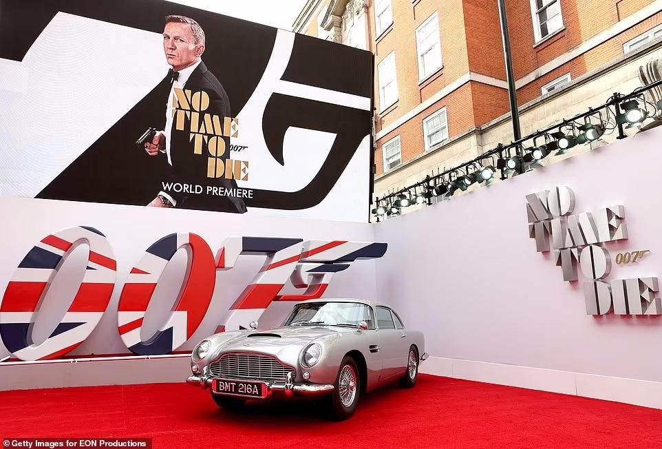 Thêm một chiếc Aston Martin khác của James Bond trên thảm đỏ. Những người hâm mộ loạt phim hành động này đều rõ đây là thương hiệu xe ưa thích của điệp viên 007.