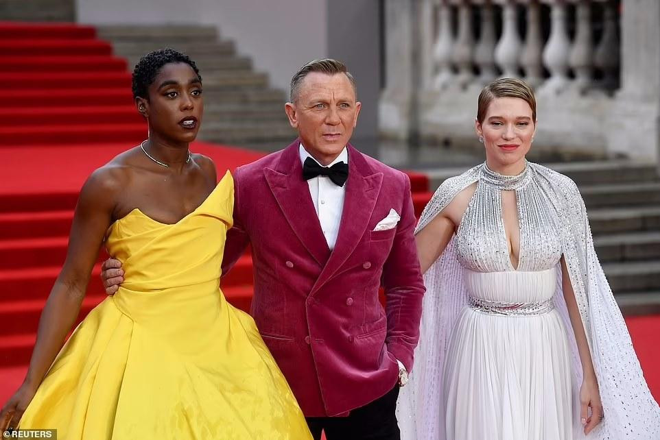 Ngày 28/9 (giờ địa phương), buổi ra mắt toàn cầu bộ phim "No Time To Die" diễn ra tại nhà hát Royal Albert Hall ở London, Anh, với sự tham gia của dàn diễn viên chính và đông đảo khách mời nổi tiếng.