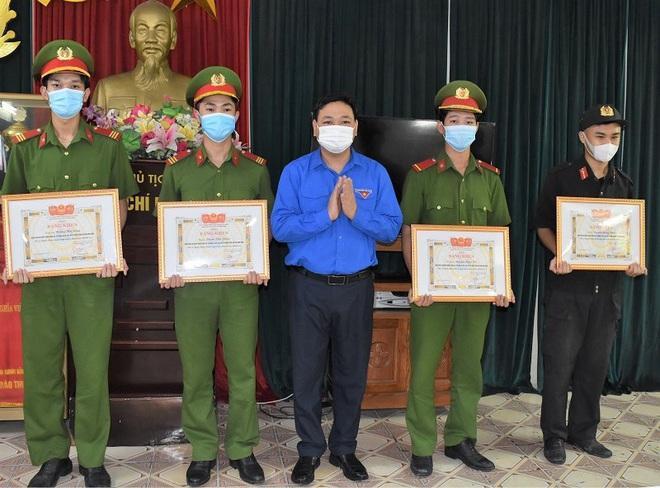 Đại diện Ban Chấp hành tỉnh đoàn Ninh Bình trao bằng khen cho 4 cảnh sát cơ động có hành động dũng cảm. Ảnh: DT