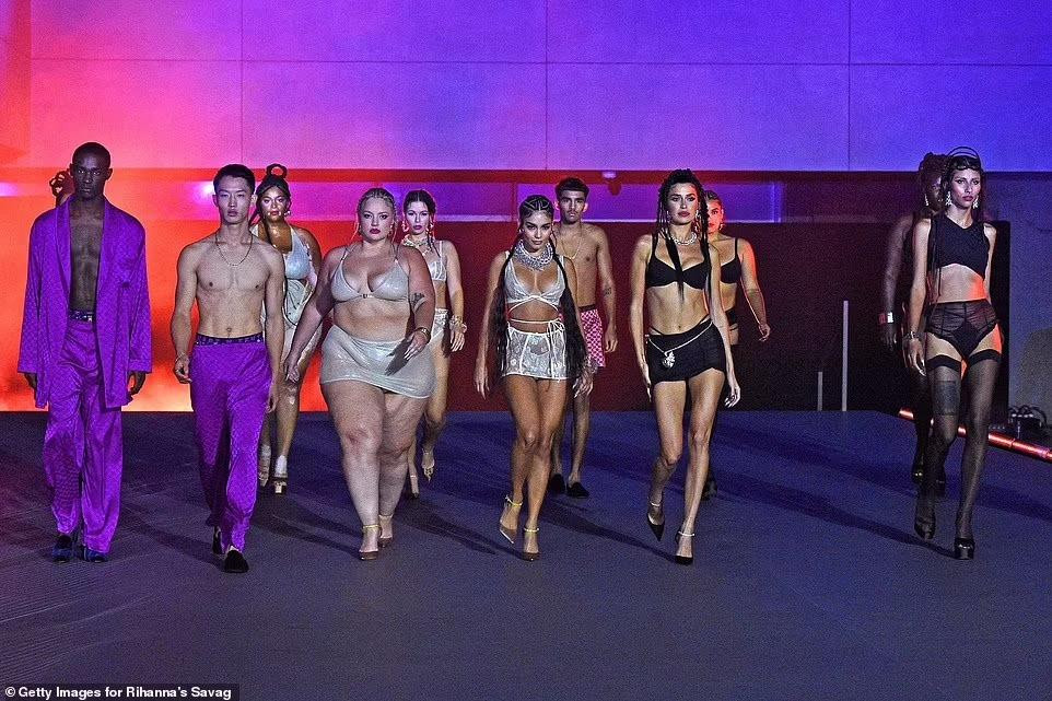 Sở hữu chiều cao khiêm tốn 1,55m, ngôi sao "Musical High School" không hề bị lép vế trước dàn "chân dài" đình đám nhờ thân hình săn chắc và thần thái tự tin. Điểm thu hút nhất của show Savage X Fenty là không giới hạn tuổi tác, kích cỡ, phom dáng, chiều cao hay giới tính.