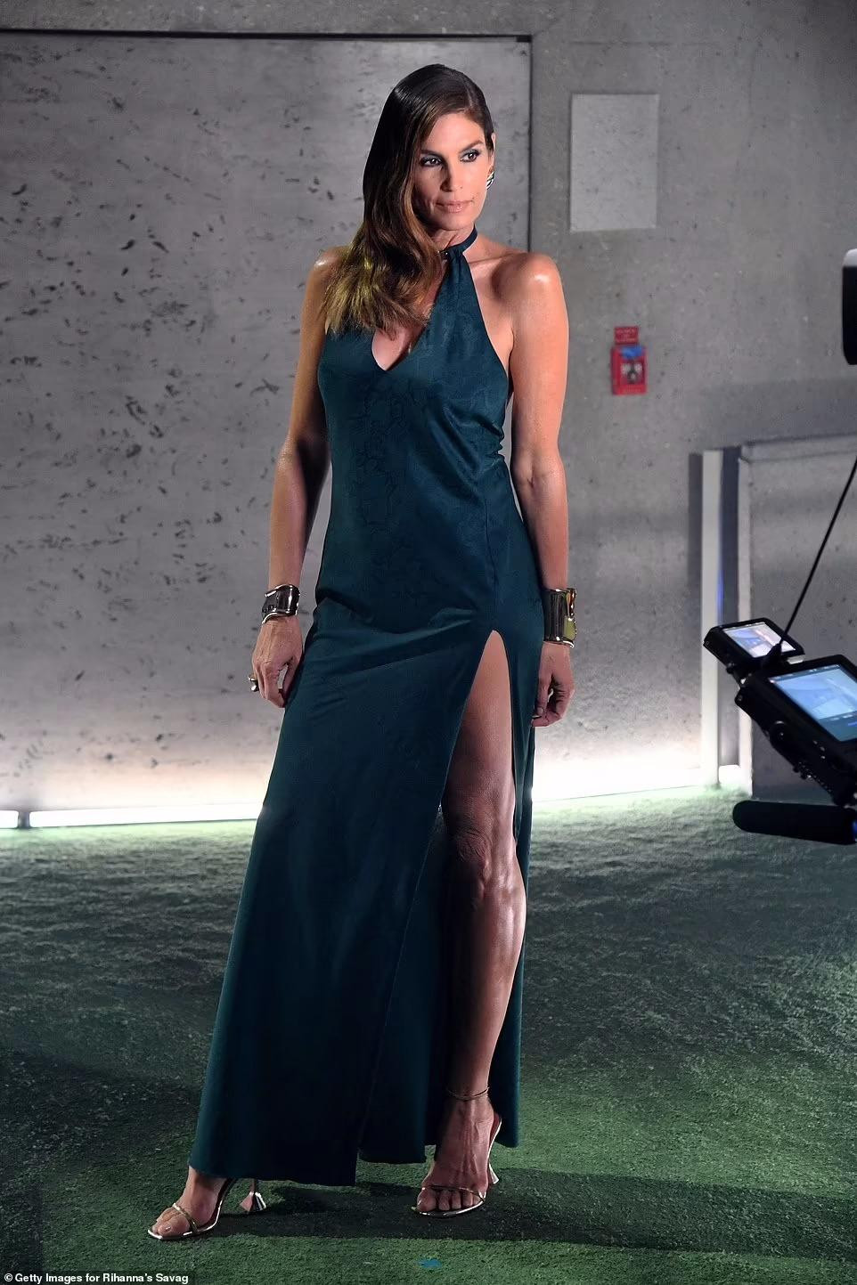 Ở tuổi 55, bà vẫn tự tin "đọ sắc" cùng các hậu bối đáng tuổi con.