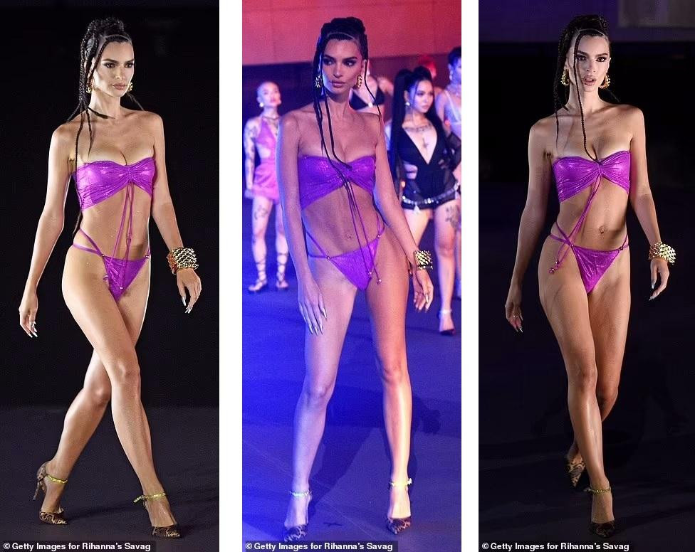 Emily Ratajkowski chọn cho mình nội y hai mảnh màu tím ánh kim.