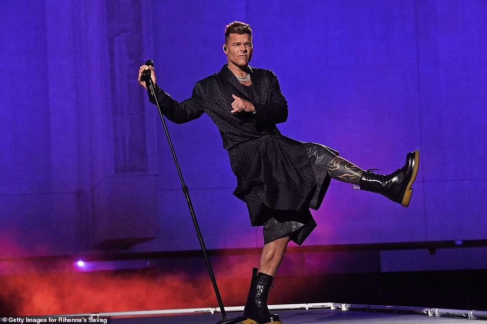 Ricky Martin góp giọng trong show nội y của Rihanna.