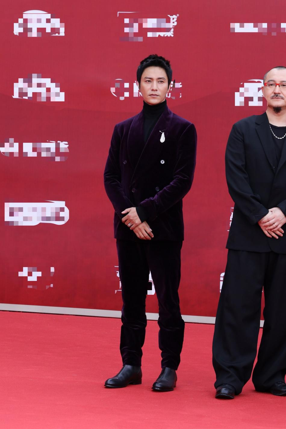 Tài tử Trần Khôn cũng là thành viên ban giám khảo. Bộ vest nhung tím trông khá ngốt so với thời tiết Bắc Kinh đầu thu, nhưng phong độ và sự nam tính tuổi 45 của ngôi sao &quot;Họa bì&quot; chiếm phần hơn.