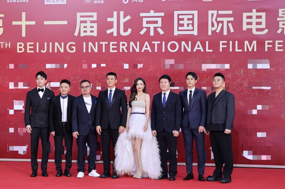 Cô là bóng hồng duy nhất đại diện cho đoàn phim &quot;Kinh thiên cứu viên&quot; dự khai mạc LHP Bắc Kinh.