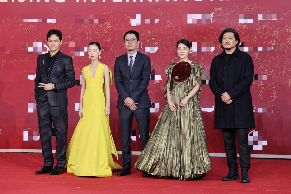 Viên Hoằng (vest kẻ), Châu Đông Vũ (váy vàng) và dàn diễn viên phim &quot;Bình nguyên Moses&quot;.