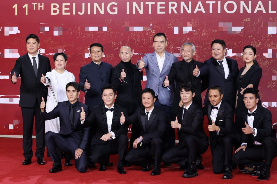 Ngô Kinh, Lý Thần, đạo diễn Từ Khắc cùng ê kíp &quot;Trường Luật Hồ&quot;.