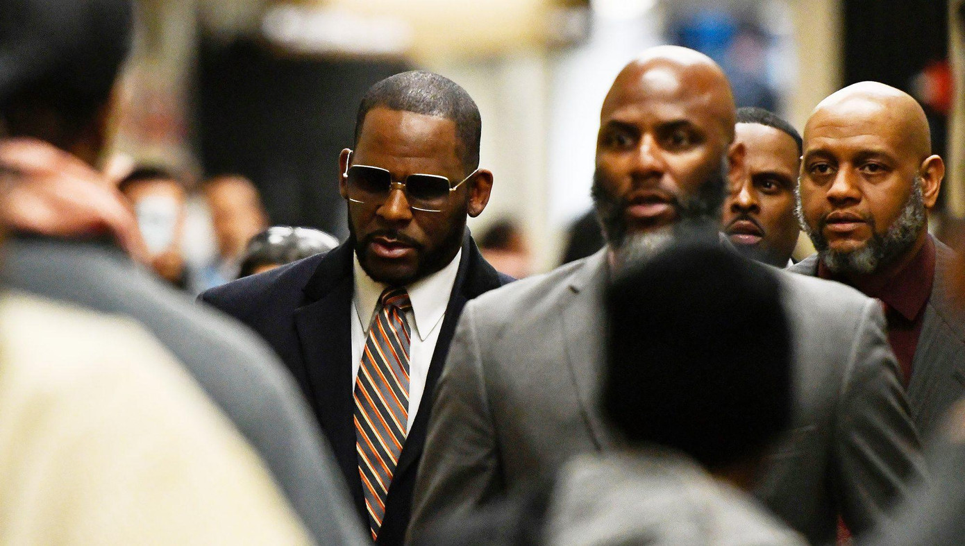 Ngoài phiên tòa ở New York, Kelly phải đối mặt với các phiên tòa khác ở Minnesota và Illinois.