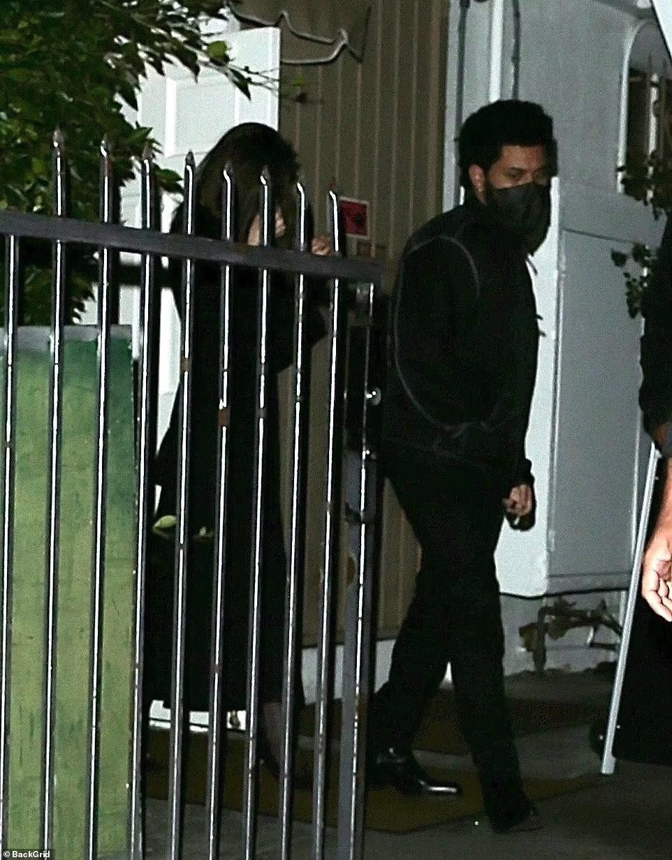 Trước đó, một nguồn tin nói với The Sun, hai người chỉ là bạn bè, nhưng The Weeknd không che giấu việc ngưỡng mộ Angelina suốt nhiều năm. Anh còn từng khen người đẹp 7x trong ca khúc tự sáng tác.