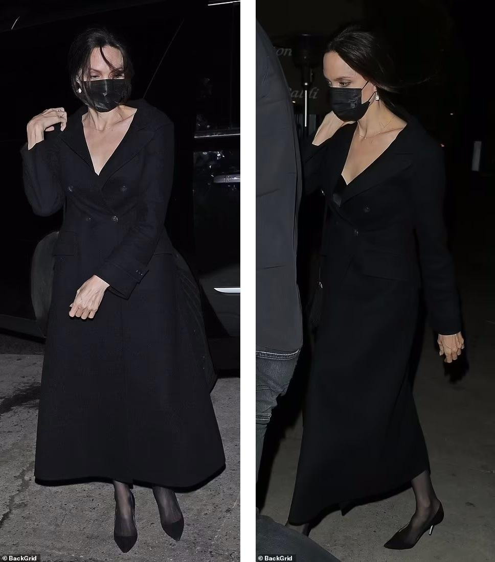 "Đả nữ" 46 tuổi xuất hiện trong bộ váy dài màu đen, kết hợp giày cao gót và túi xách Yves Saint Laurent "ton-sur-ton". Cô không hề bối rối hay khó chịu khi bị bắt gặp hẹn hò riêng với trai trẻ kém 15 tuổi.