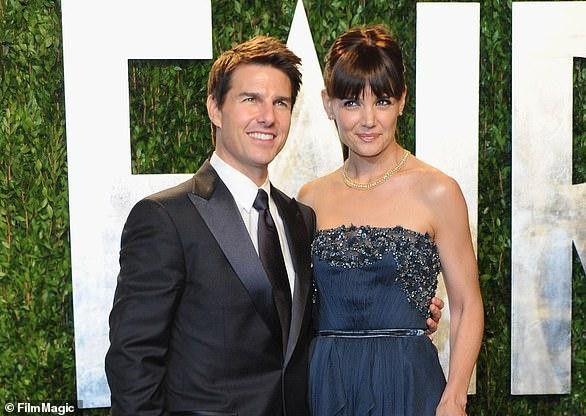 Katie Holmes (2005-2012): Không lâu sau khi hẹn hò, Tom và Katie khiến cả Hollywood bất ngờ khi thông báo sắp chào đón con đầu lòng. Vào dịp kỷ niệm một năm hẹn hò, bé Suri ra đời. Cặp đôi kết hôn tại Ý theo nghi thức của giáo phái Scientology với sự tham gia của nhiều ngôi sao lớn. Nhưng sau hơn 5 năm chung sống, Katie đệ đơn ly hôn vào năm 2011 và hoàn tất thủ tục vào năm 2012.