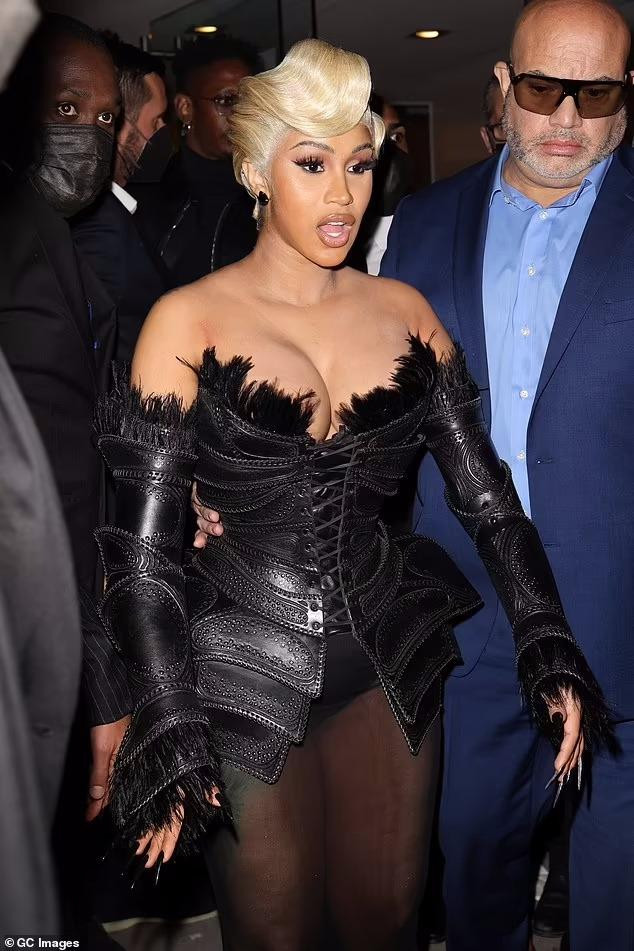 Không cầu kỳ như bộ cánh đầu tiên, trang phục mới thay của Cardi B ấn tượng không kém nhờ chiếc áo corset bằng da màu đen thiết kế như áo giáp tôn được vòng một căng tràn và vòng eo bé xíu.