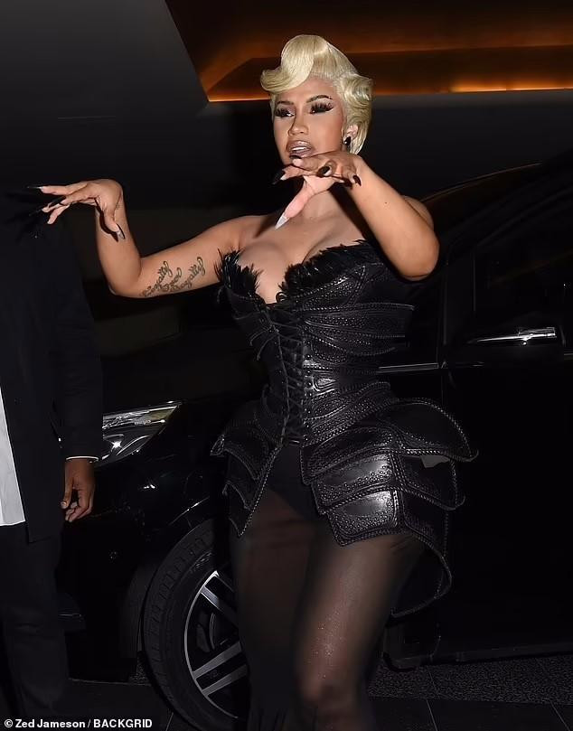 Bên dưới là lớp váy xuyên thấu mỏng manh lộ cả nội y. Cô cũng gắn thêm móng tay đen dài trông khá "hắc ám".