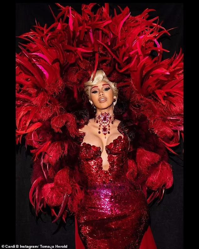 Trên Instagram, Cardi B chia sẻ loạt ảnh chụp diện mạo mới và nhanh chóng gây "bão" mạng, với hơn 2,8 triệu lượt yêu thích chỉ sau 8 giờ đăng tải.