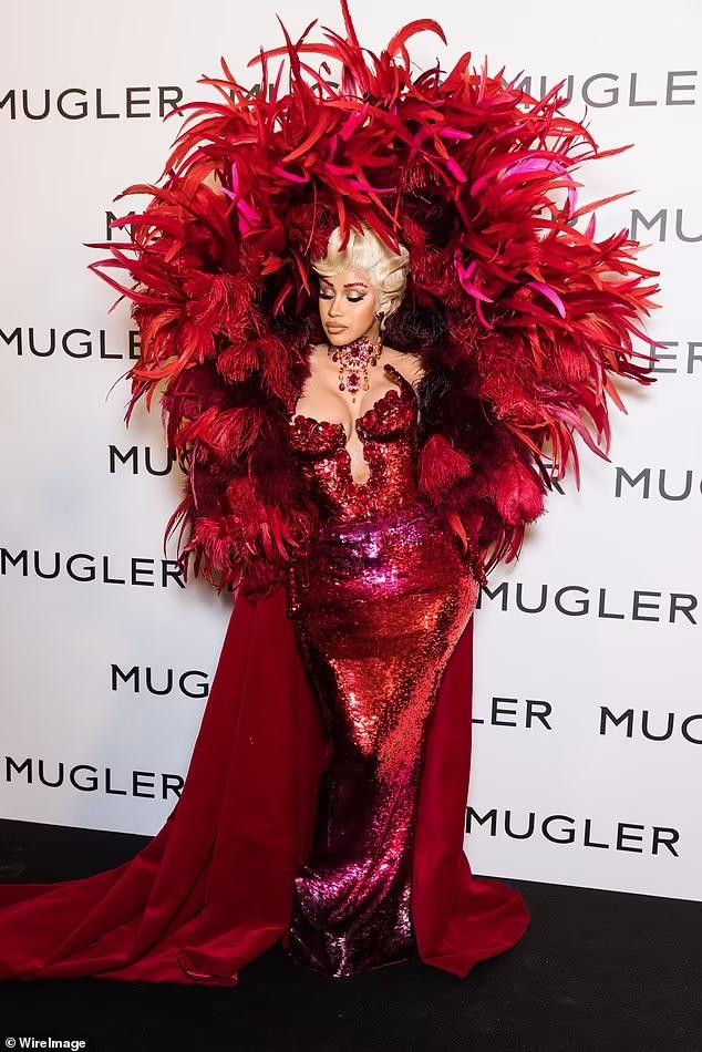 Hôm thứ Ba (28/9, giờ địa phương), Cardi B tham dự lễ khai mạc "Thierry Mugler: Couturissime" - triển lãm trưng bày các sáng tạo của nhà thiết kế người Pháp lừng danh thập niên 80 – 90 Thierry Mugler - tại Paris, Pháp.