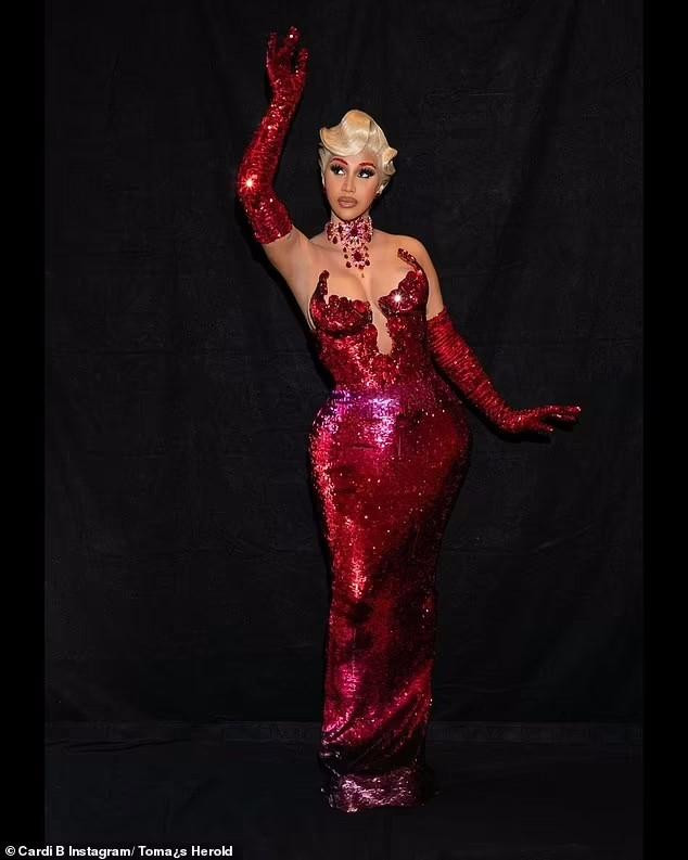 Chưa đầy một tháng sinh con, Cardi B đã lấy lại vóc dáng "đồng hồ cát" nóng bỏng, với vòng hai thon gọn bất ngờ.