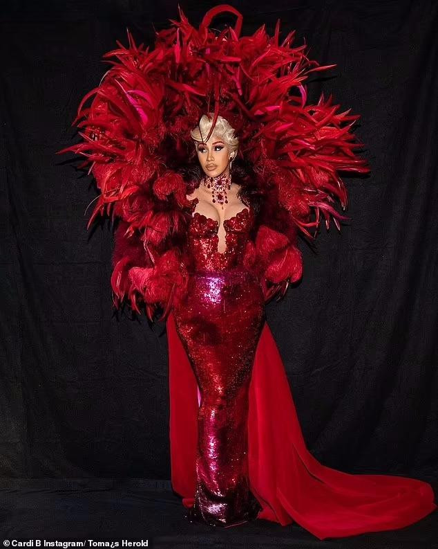 Đây là lần đầu tiên ngôi sao "Up" tái xuất sau khi sinh con trai thứ hai. Hôm 6/9, người đẹp đăng ảnh thông báo em bé chào đời hôm 4/9.