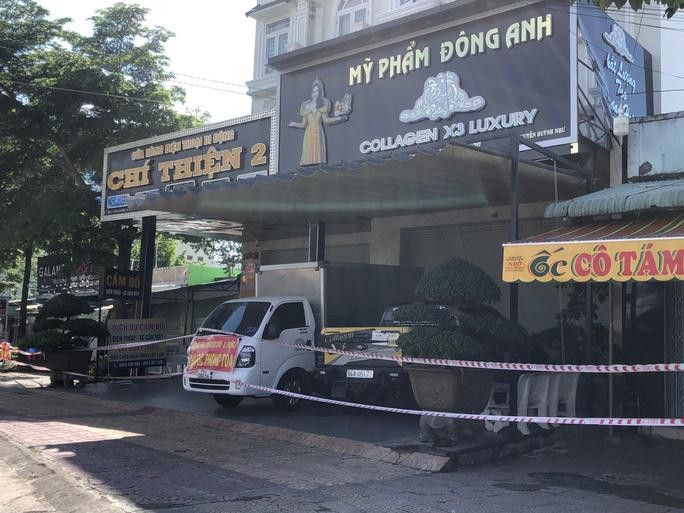 Cơ sở hoạt động của Công ty Mỹ phẩm Đông Anh bị phong toả vì phát hiện có 5 trường hợp dương tính với SASR-CoV-2. Ảnh: Phúc Nguyên NÓNG: Khởi tố, khám xét nhiều nơi liên quan nữ giám đốc bị tố lây lan dịch Covid-19 - Ảnh 1.