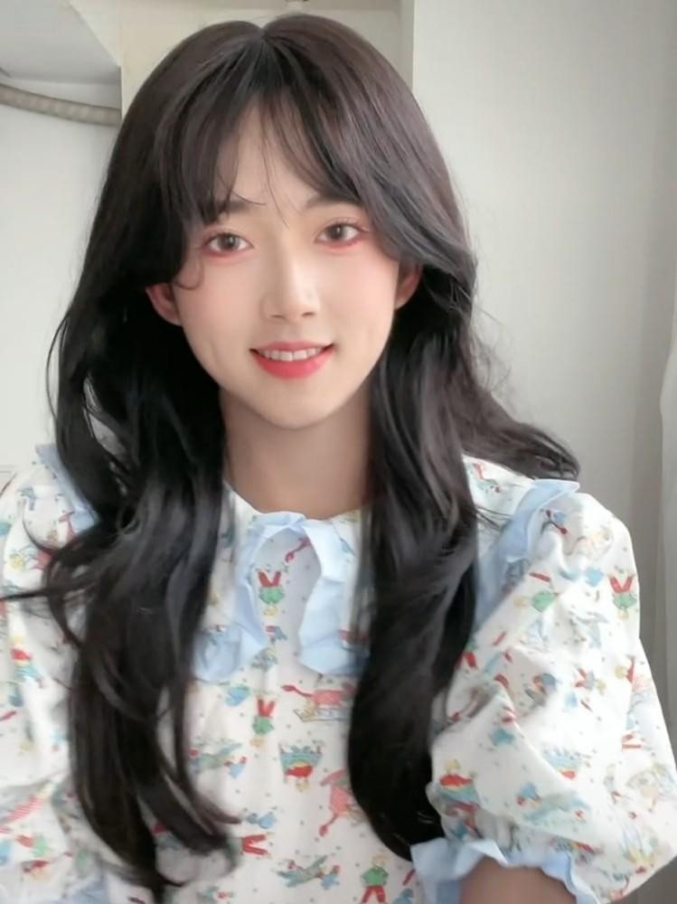 Dân mạng bức xúc thay Khang Nhã Nhã bởi lý do bị cấm hoạt động không hợp lý.