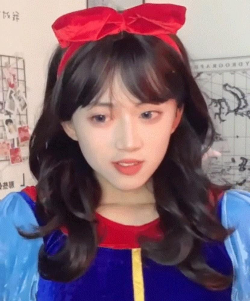 Khang Nhã Nhã nổi tiếng nhất với video cosplay công chúa Bạch Tuyết.