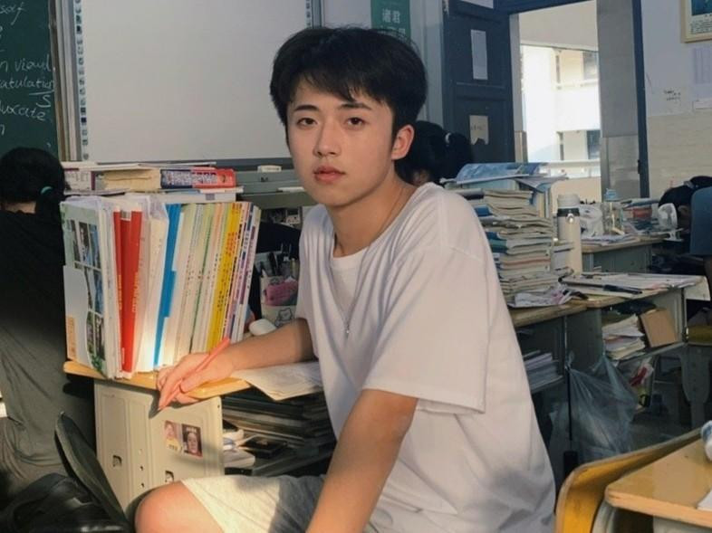 Khang Nhã Nhã ngoài đời là một chàng trai bình thường, học tập tốt.