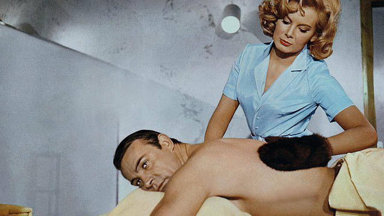 James Bond và Patricia Fearing đã có cảnh "ân ái" trong phòng xông hơi.