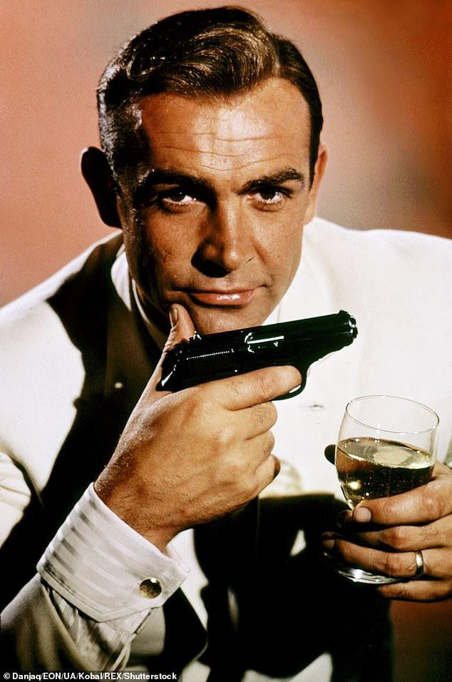 Sean Connery vào vai điệp viên 007 James Bond.