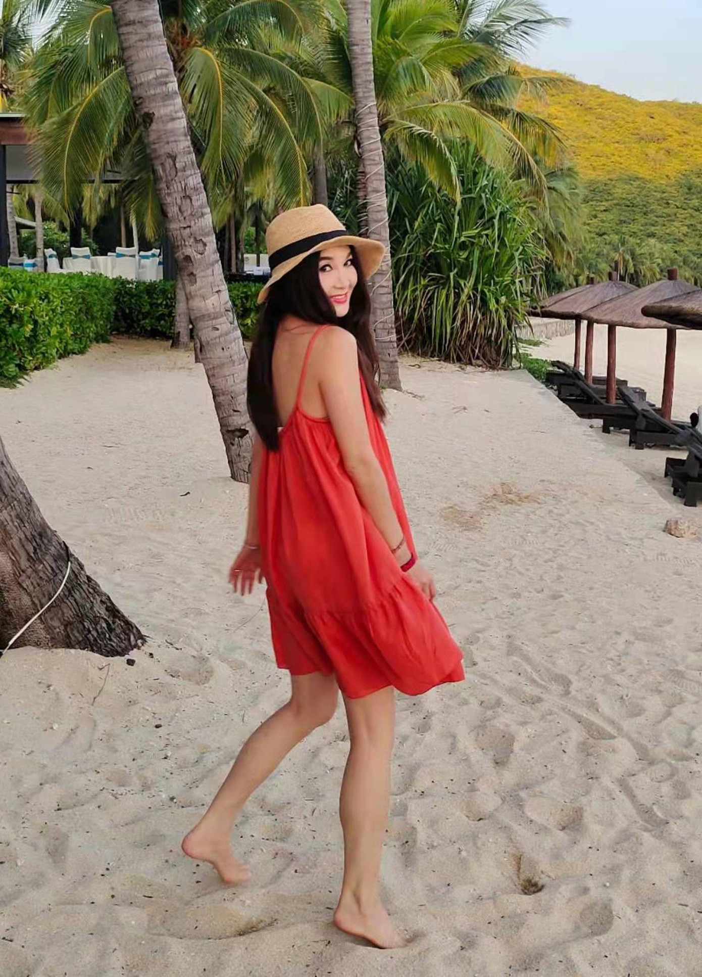 Công việc bận rộn nhưng Ôn Bích Hà vẫn rất vui vẻ. "Tôi sẽ gọi video với Xavier (con trai) và Kenny (chồng). Tôi thực sự yêu thích công việc của mình. Mỗi khi làm việc, tôi cảm thấy như đang đi nghỉ", nữ ca sĩ nói.