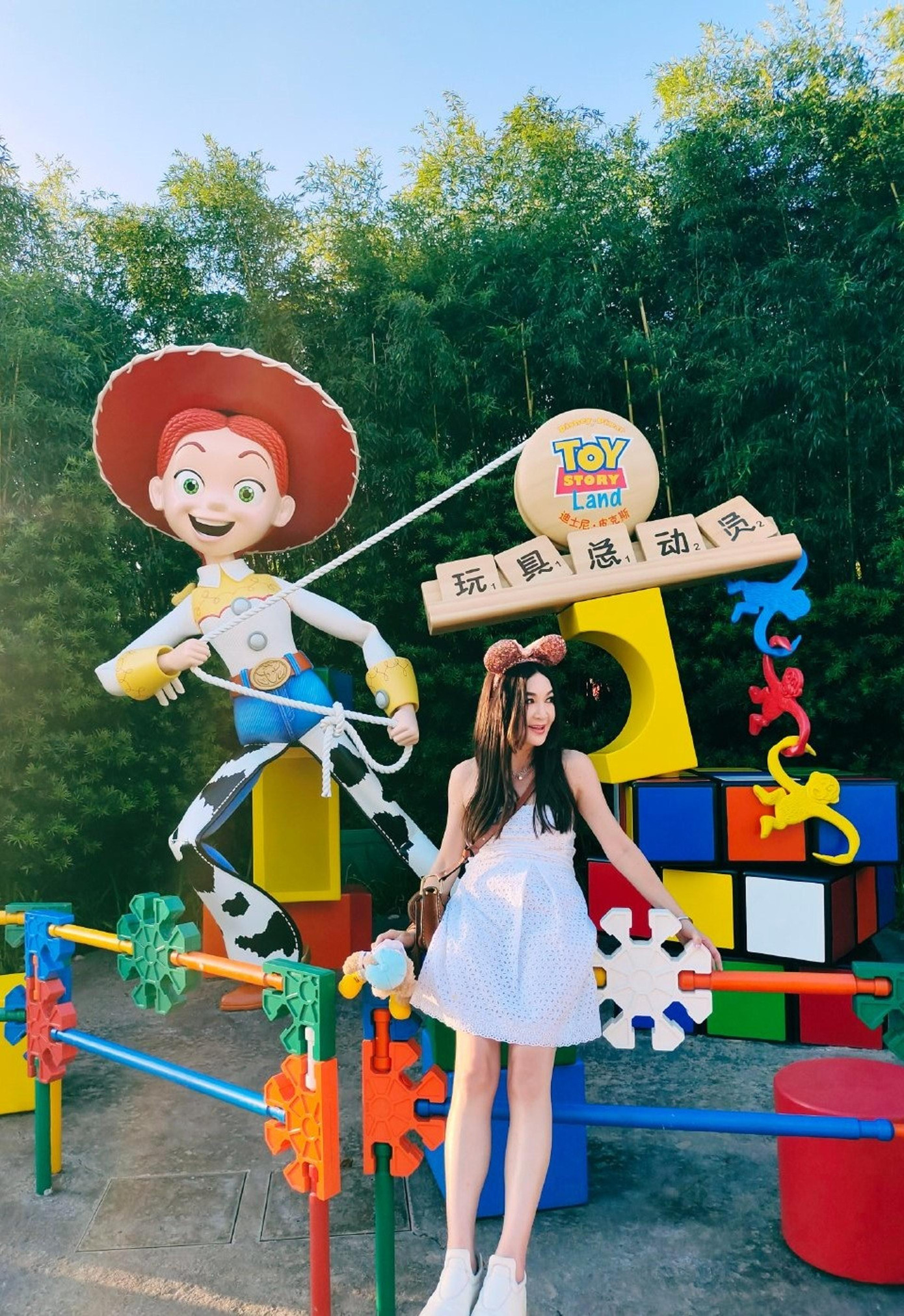 Được biết, Ôn Bích Hà tập trung phát triển sự nghiệp ở đại lục trong năm nay. Do lịch trình dày đặc, cô không thể về Hong Kong đón Tết Trung thu cùng gia đình. Người đẹp lên kế hoạch sẽ về quê nhà vào tháng 12 tới.