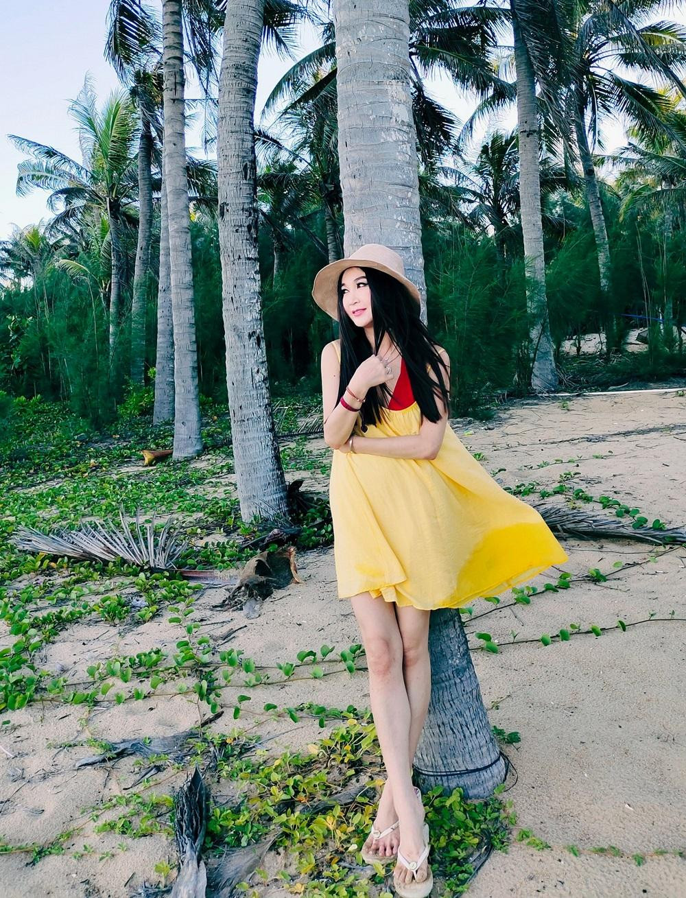 "Đát Kỷ đẹp nhất màn ảnh" tranh thủ tận hưởng thời gian nghỉ ngơi hiếm hoi. Chuyến đi kết thúc trước Tết Trung thu để kịp bắt tay vào các công việc cho video ca nhạc "Just Love You Too much". Sau đó, cô sẽ đến Thanh Đảo ghi hình cho bộ phim "731".