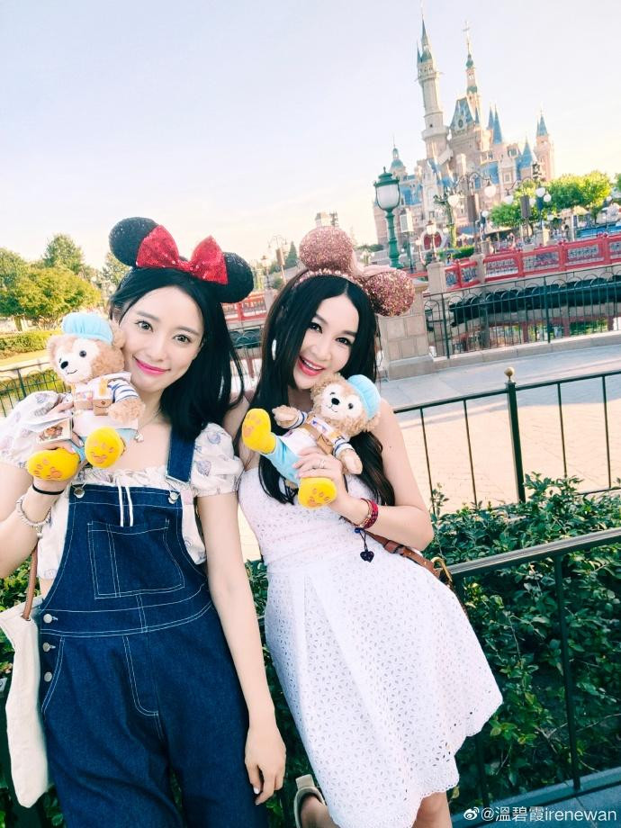 Nàng "Phan Kim Liên" chia sẻ, rất biết ơn vì ê kíp của cô đã làm việc vất vả trong những năm qua, luôn đồng hành cùng cô qua các tỉnh, thành phố, thậm chí xa hơn mà chưa một lần phàn nàn về công việc vất vả. "Họ thậm chí không có thời gian về nhà hoặc đi nghỉ. Họ cùng tôi chạy show, quay quảng cáo bất kể thứ Bảy, Chủ nhật hay ngày lễ. Đội nhóm của tôi đã làm việc chăm chỉ. Vì thế, tôi đặc biệt xin công ty xin nghỉ phép. Chúng tôi bay đến đảo Hải Nam chơi vài ngày, rồi dành một ngày ghé Disneyland Thượng Hải. Họ không thể đoàn tụ với gia đình vào dịp Tết Trung thu, hi vọng mọi người tận hưởng niềm vui trong kỳ nghỉ sớm này", cô cho biết.