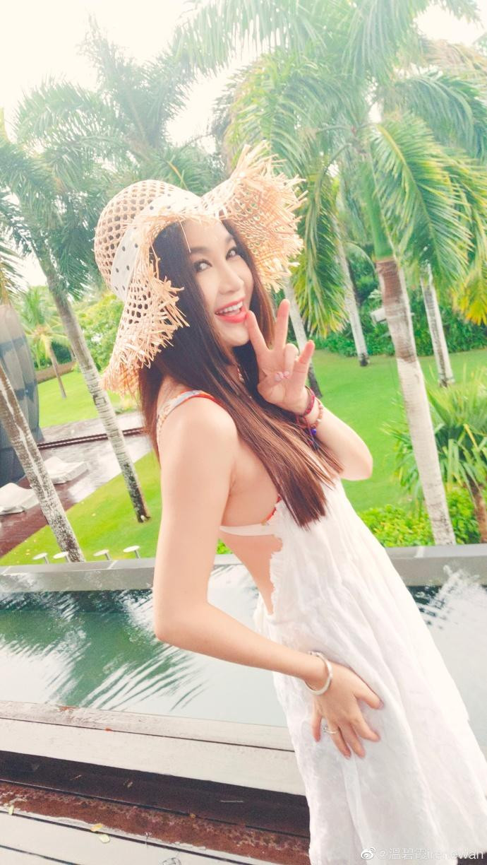 Ngoài tính cách hào phóng, mỹ nhân Hong Kong còn gây "bão" mạng bởi sắc vóc trẻ trung như gái đôi mươi dù đã bước sang tuổi 55.