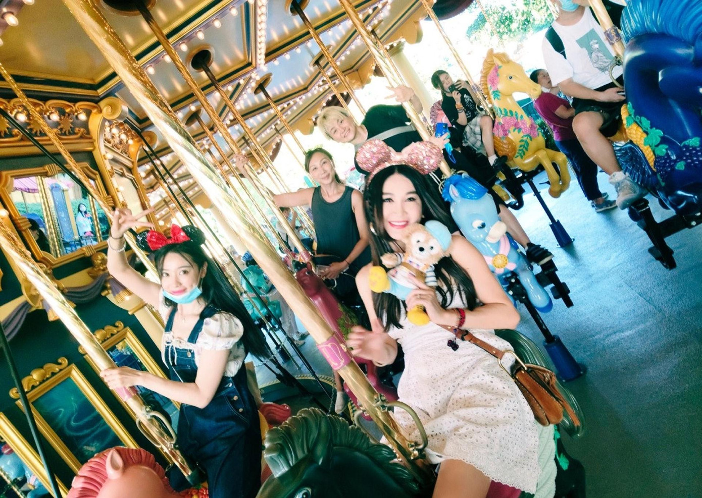 Mới đây, Ôn Bích Hà chi tiền bao cả ê kíp làm việc cùng cô đi nghỉ Tết Trung thu ở Tam Á thuộc đảo Hải Nam, Trung Quốc, và công viên giải trí Disneyland ở Thượng Hải. Người đẹp 6x liên tục cập nhật hình ảnh về chuyến đi lên trang cá nhân.