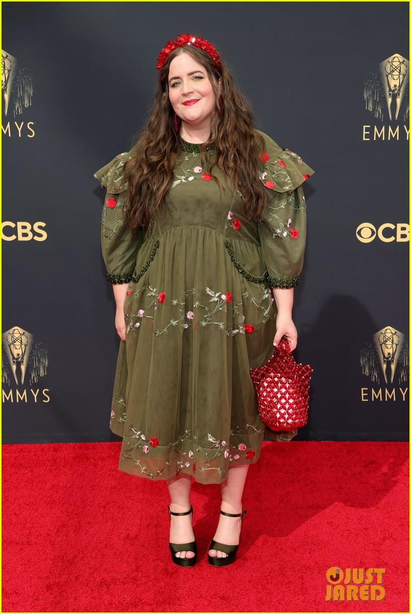 Aidy Bryant bị chê "cưa sừng làm nghé" khi mặc váy của Simone Rocha.