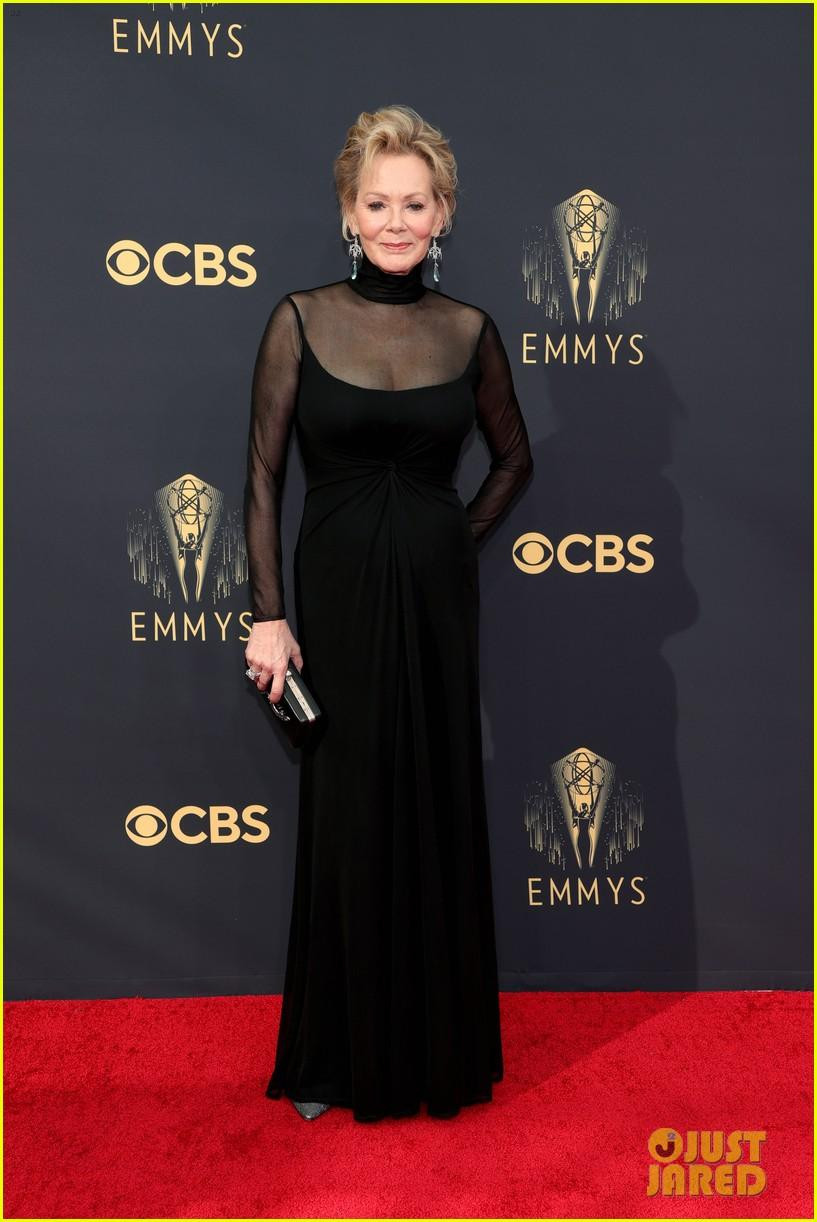 Nữ diễn viên sinh năm 1951 Jean Smart chứng minh nét quyến rũ không bị giới hạn bởi tuổi tác.