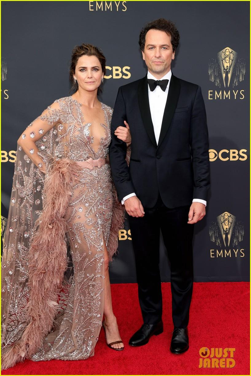 Nữ diễn viên Keri Russell mặc váy xuyên thấu của Zuhair Murad Couture sánh đôi cùng bạn diễn trong "The Americans" Matthew Rhys.