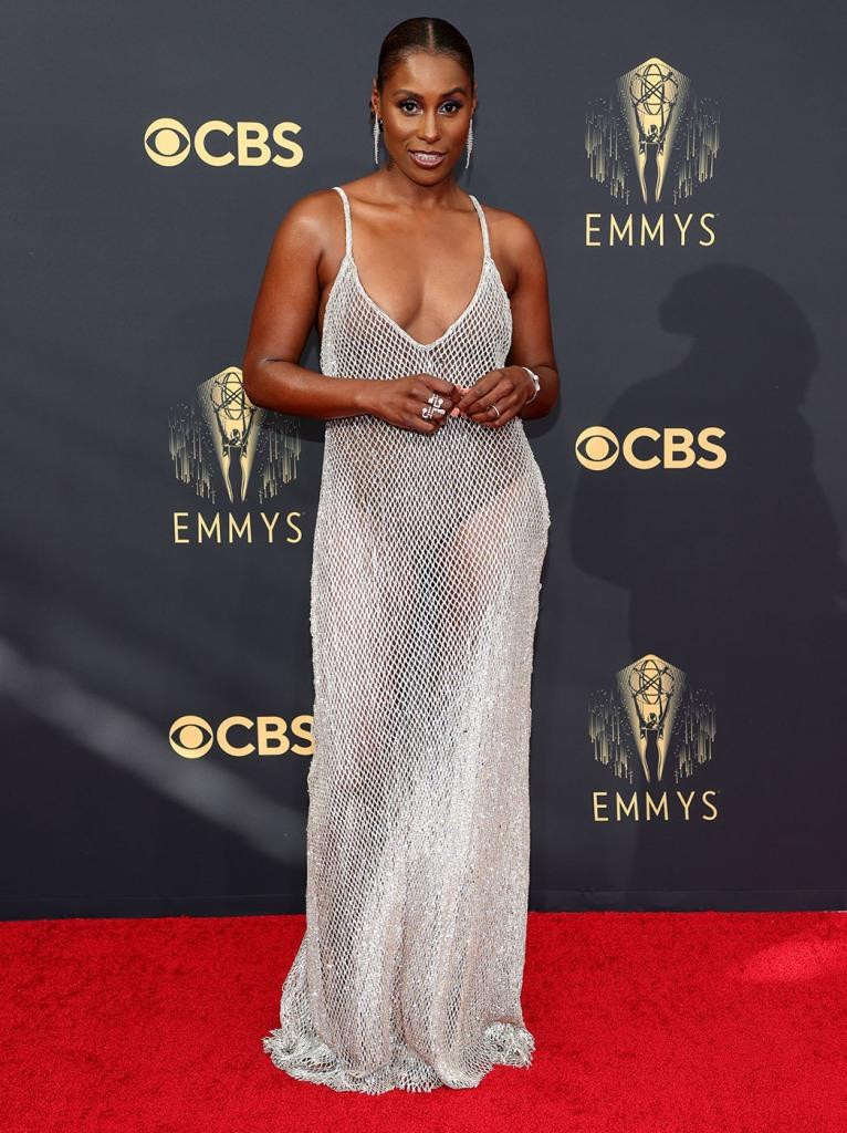 Ngôi sao "Yêu là tội" Issa Rae mặc đầm lưới xuyên thấu táo bạo.