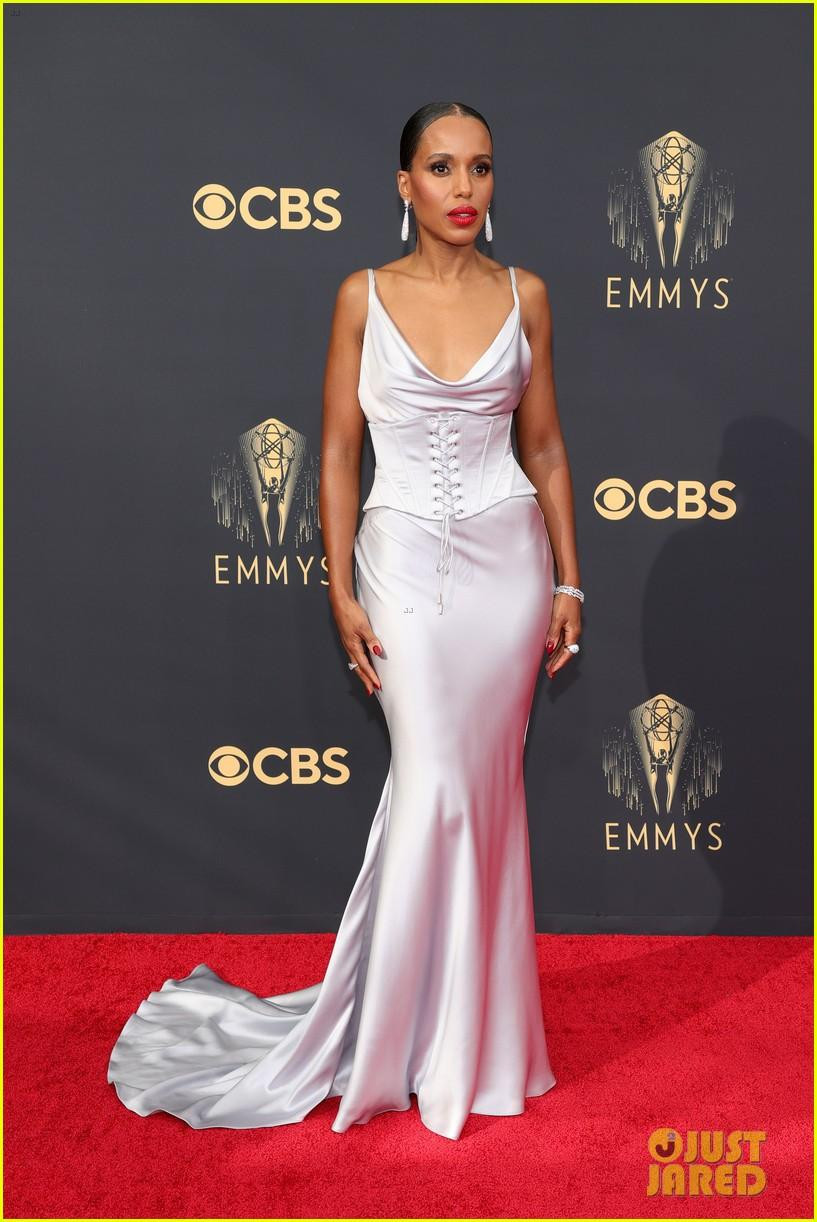 Nữ diễn viên "Scandal" Kerry Washington chọn đầm trắng thanh lịch, không kém phần gợi cảm.