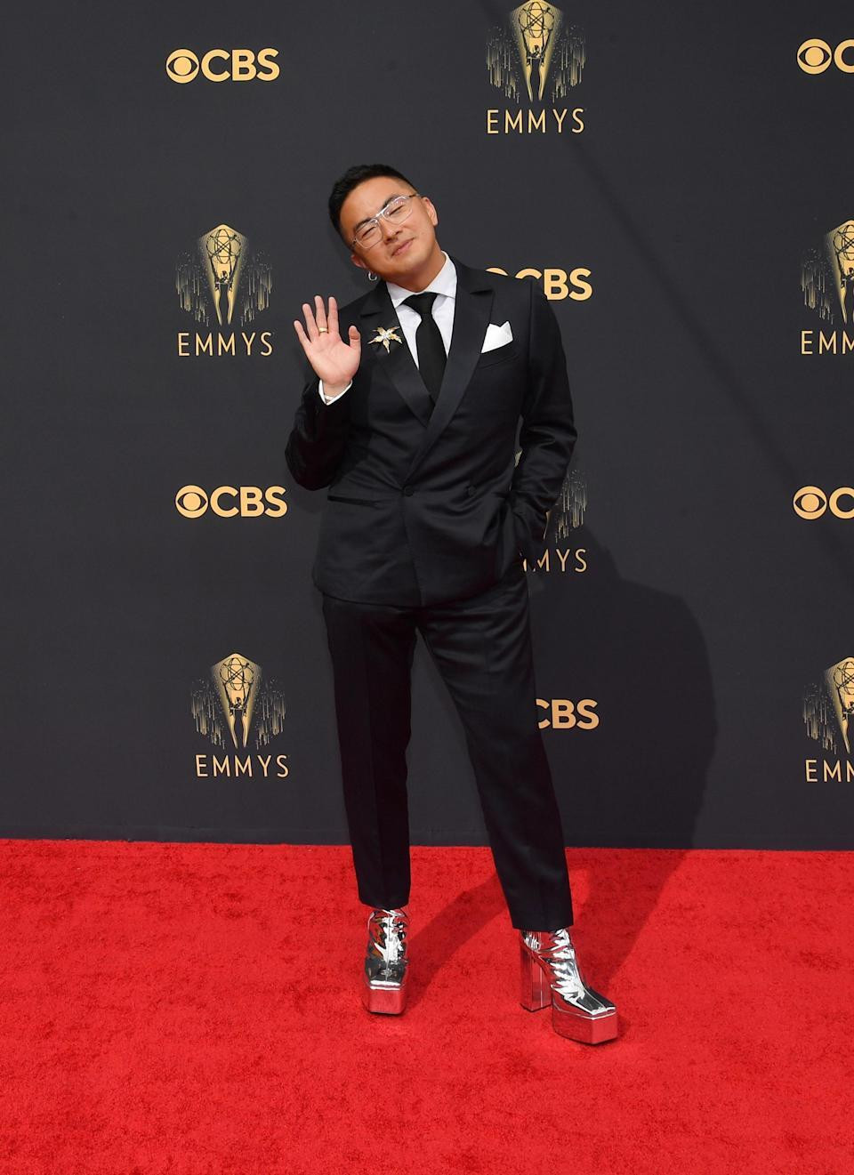 Đôi boot bạc cao gót đã phủi bay nét nam tính của ngôi sao Mỹ gốc Úc Bowen Yang.