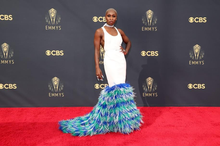 Nữ diễn viên Cynthia Erivo chọn đầm của Louis Vuitton và trang sức Roberto Coin trên thảm đỏ Emmy 2021.