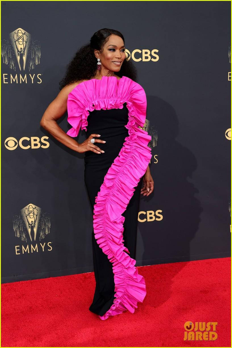 Người đẹp "Chiến binh Báo Đen" Angela Bassett nổi bật với đầm béo nhún của Greta Constantine.