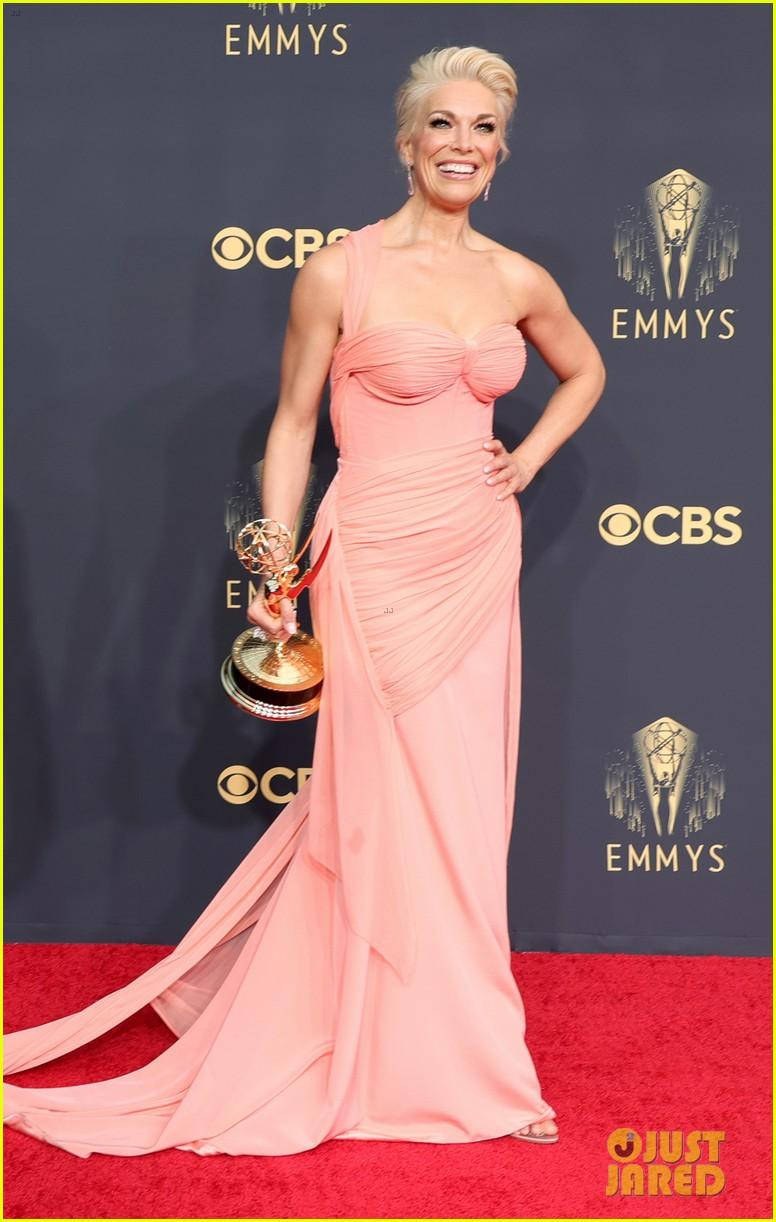 Diễn viên/ca sĩ Anh Hannah Waddingham rạng rỡ mang cúp vàng Emmy 2021 lên thảm đỏ.