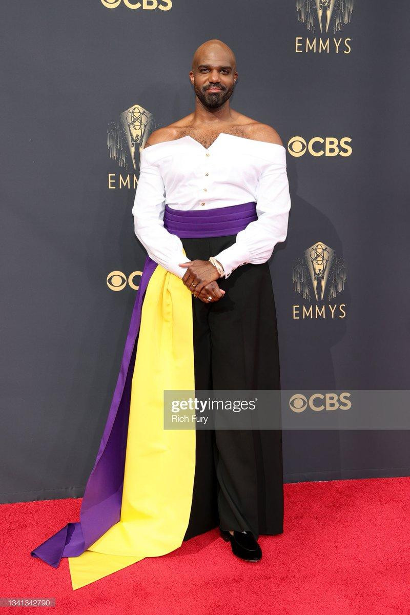 Ngôi sao "Hacks" Carl Clemons-Hopkins chọn bộ cánh trái ngược với cơ thể nam tính, cơ bắp.