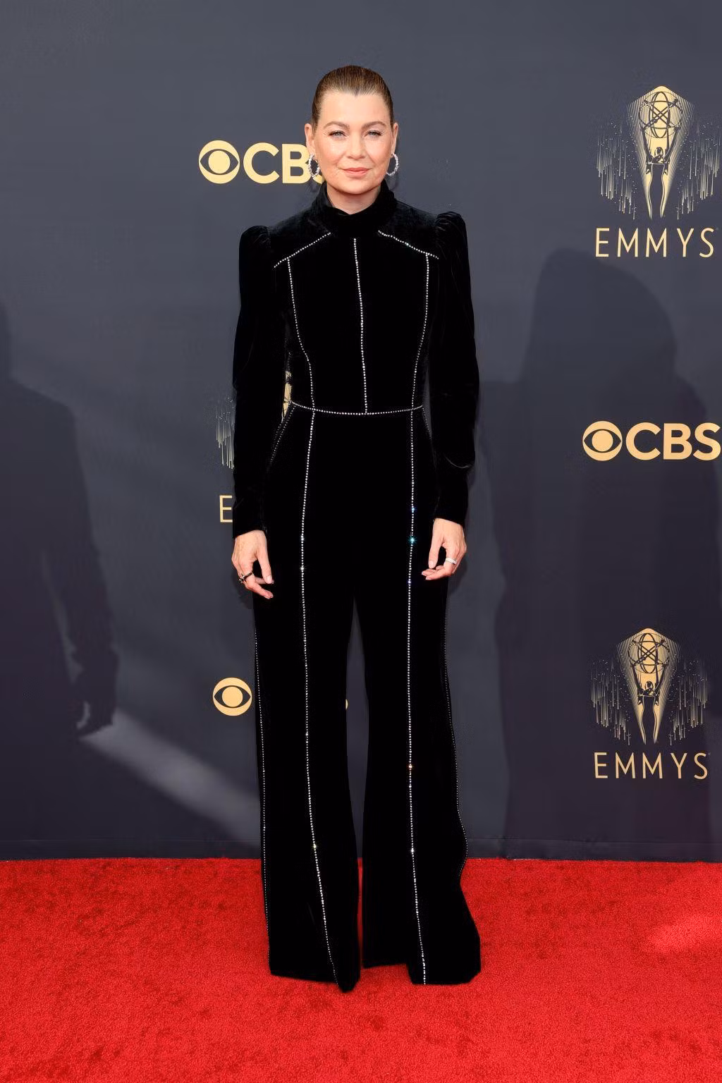 Ellen Pompeo, bạn diễn khác của Leonardo DiCaprio, cũng chọn trang phục đen nhưng "kín cổng cao tường". Ellen Pompeo, bạn diễn khác của Leonardo DiCaprio, cũng chọn trang phục đen nhưng "kín cổng cao tường".