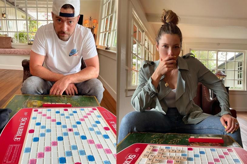 Justin Timberlake cùng bà xã Jessica Biel đấu trí căng thẳng trong trò chơi xếp chữ Scrabble. Ảnh: Instagram