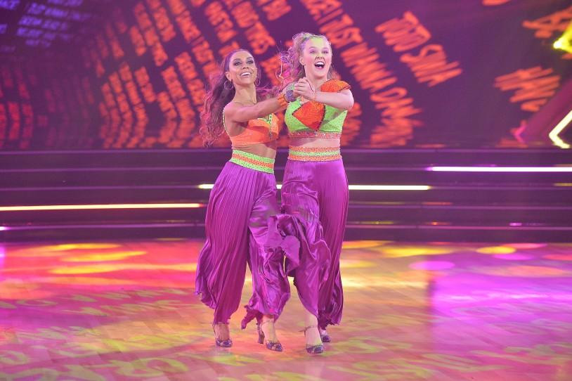 Nữ vũ công JoJo Siwa (tóc vàng) và đồng đội Jenna Johnson gây ấn tượng tại buổi ra mắt "Dancing With the Stars" mùa thứ 30. Ảnh: ABC