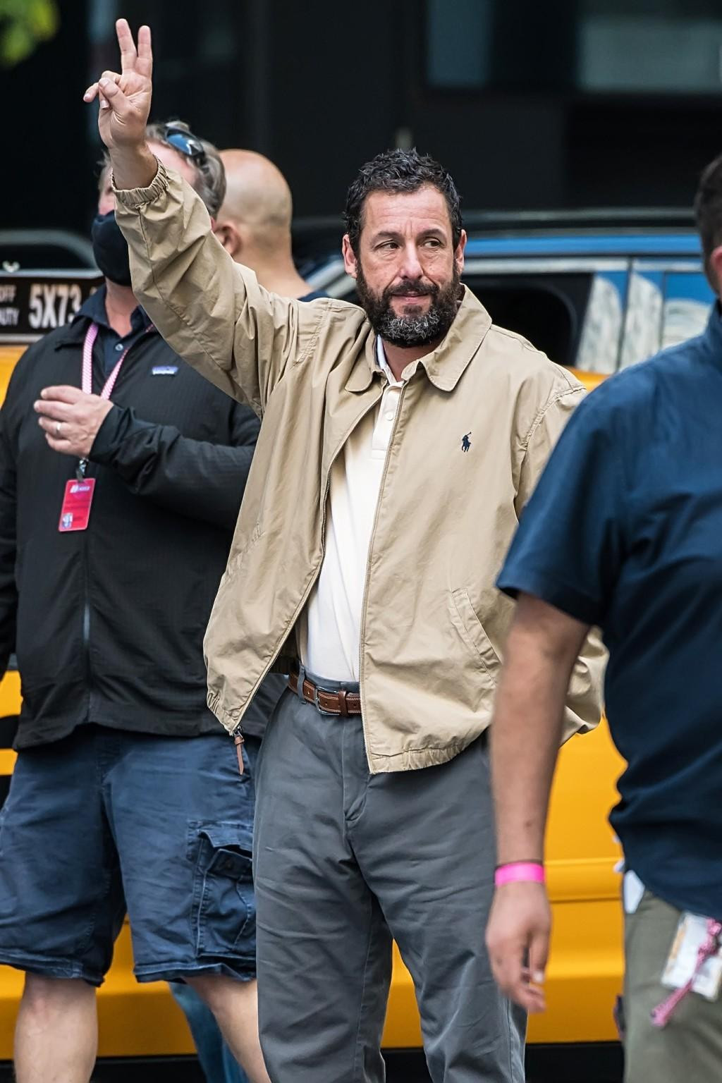 Tài tử Adam Sandler tranh thủ thư giãn trên phim trường "Hustle" của Netflix ở Philadelphia. Ảnh: SplashNews.com