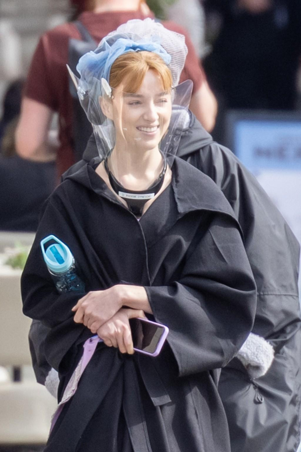 Phoebe Dynevor cười tươi sau tấm chắn giọt bắn tại phim trường "bom tấn" 18+ "Bridgerton". Ảnh: Mega