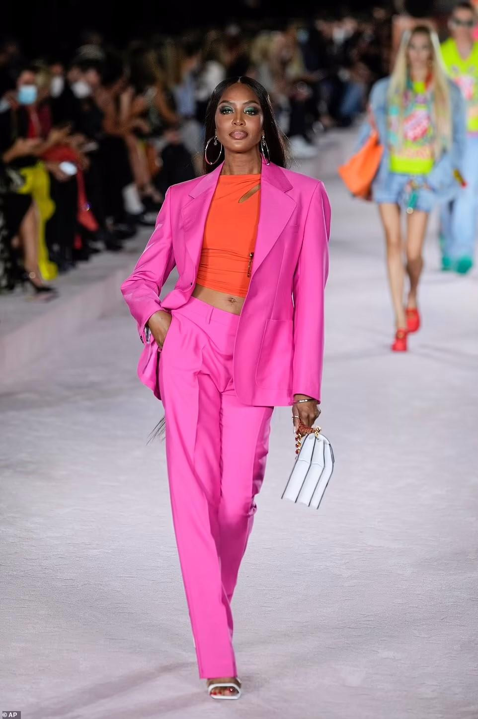 Naomi Campbell không thể nổi bật hơn khi kết hợp vest hồng và áo crop-top cam. Ở tuổi 51, tên tuổi "Báo đen" chưa từng mất đi vị thế trong làng thời trang thế giới.